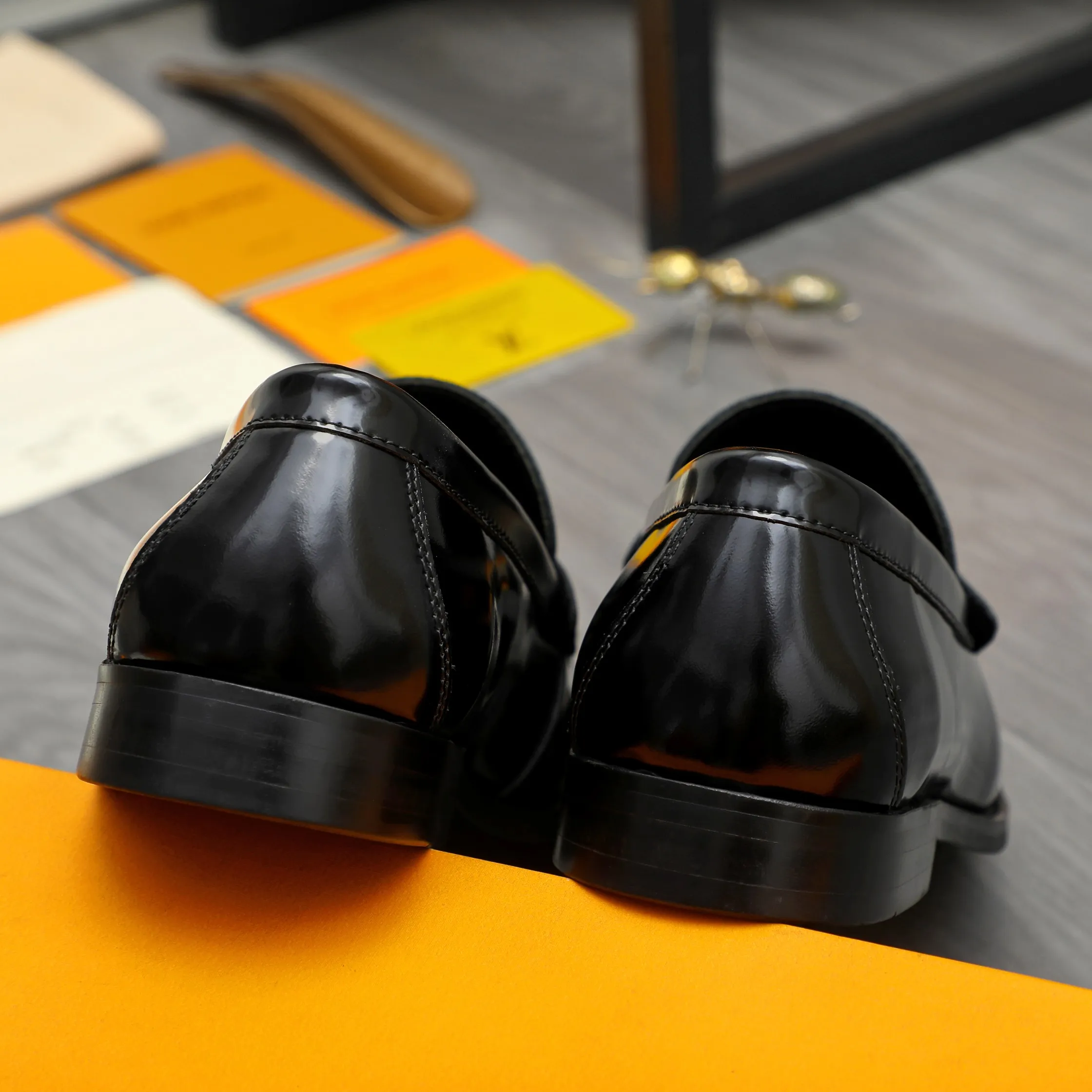 Men's shoes 💰p460 Product trademark: LV (Louis Vuitton) business slip-on leather shoes. Regular size: 38-45 (45 is custom-made and non-returnable) Product materials: Selected high-quality pearlescent cowhide upper, cowhide lining, original rubber outsole
